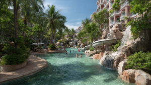 Бассейн с горками в Atlantis Condo Resort Pattaya для семей с детьми