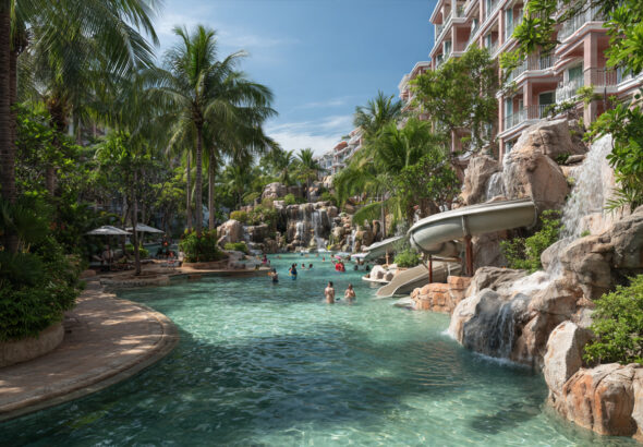 Бассейн с горками в Atlantis Condo Resort Pattaya для семей с детьми